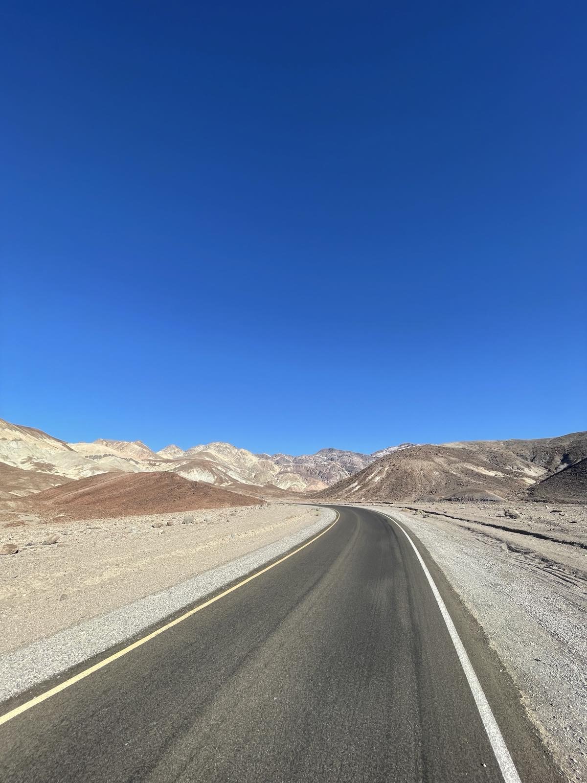 Kanyargó út Death Valley színes hegyei között